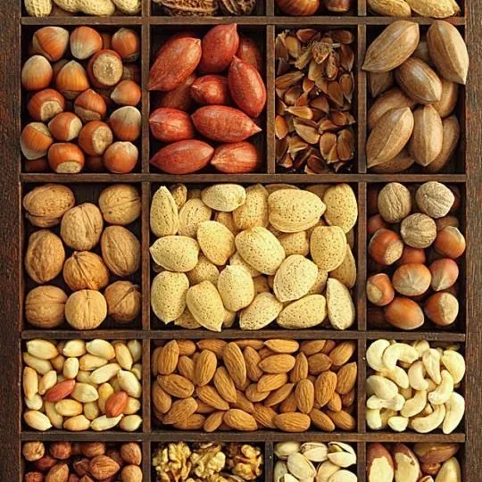 Cajón de almacén con nueces, almendras, castañas y pistachos